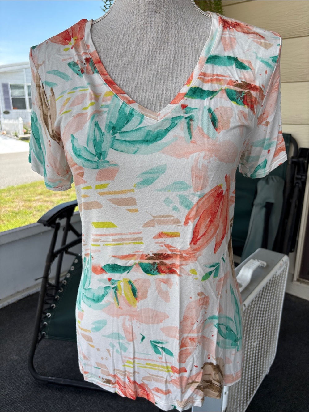 Nine West White Short Sleeve V-Neck Tee with Coral & Teal Floral Print